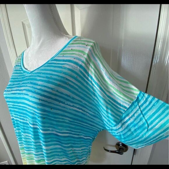 Knit Chic Lifestyle Medium Women’s Top. - Picture 4 of 6